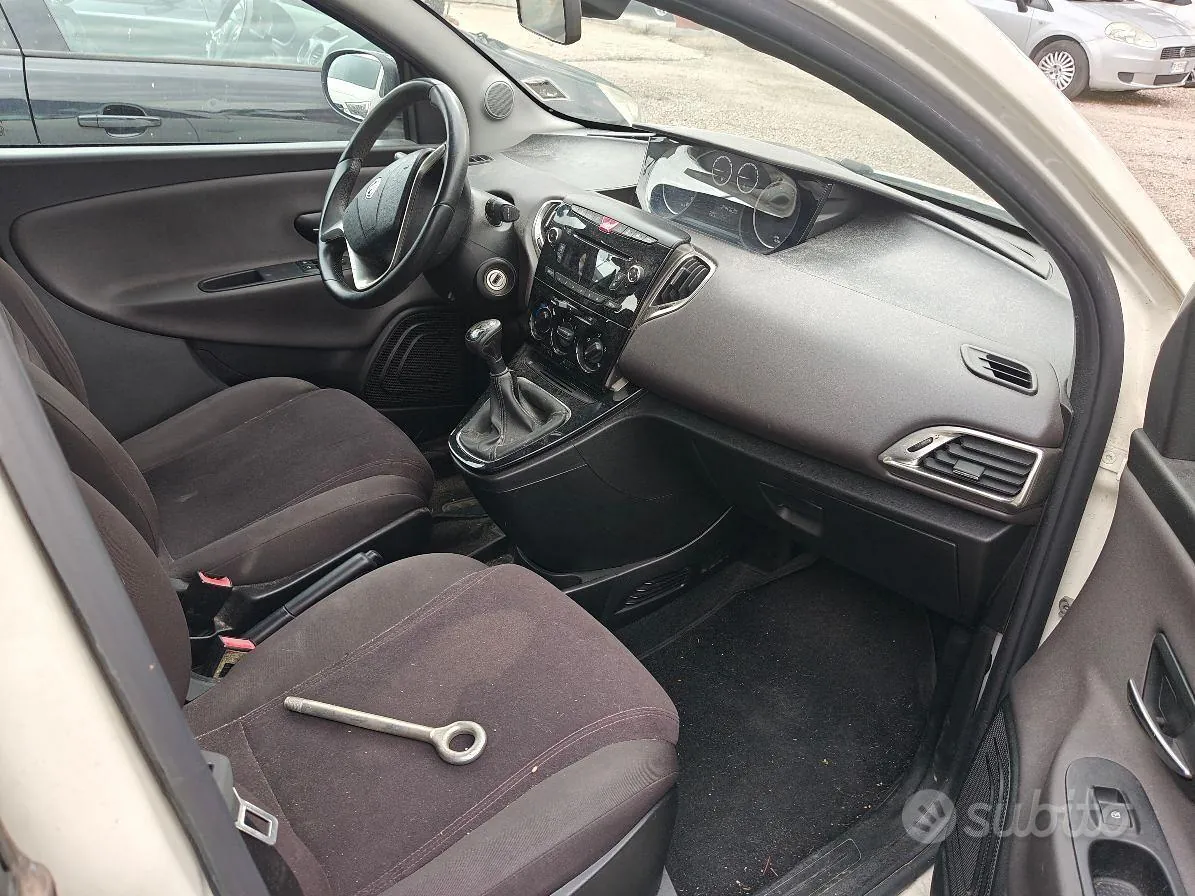 Lancia Ypsilon 2013 photo 2