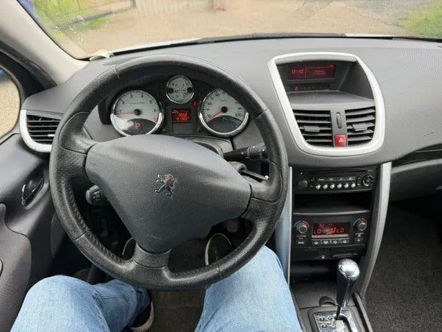 Peugeot 207 2010 photo 2