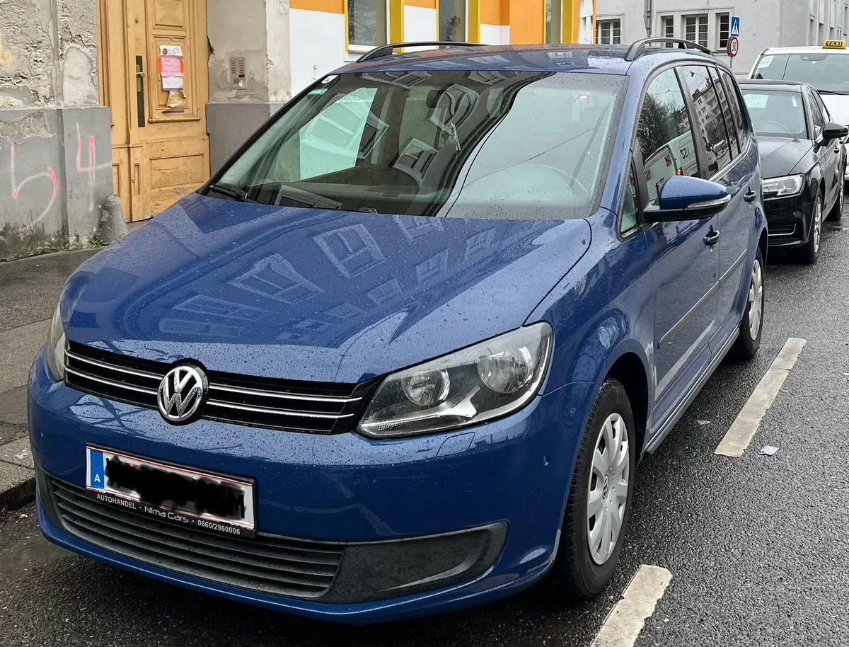 Volkswagen Touran 2010 photo 2