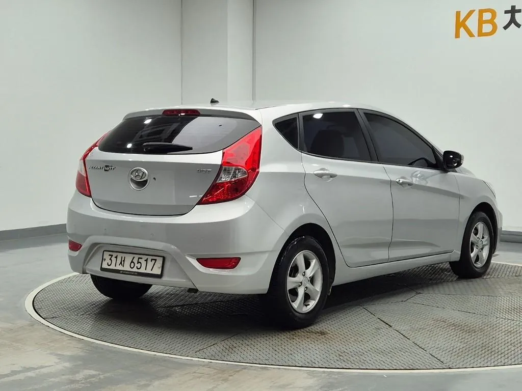 Hyundai Accent 2011 photo 3
