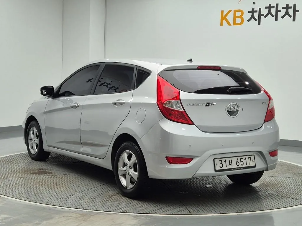 Hyundai Accent 2011 photo 2