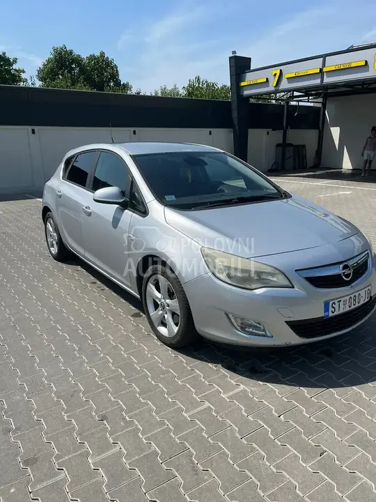 Opel Astra J 2009 photo 4