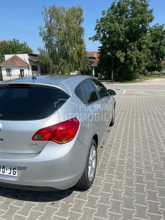 Opel Astra J 2009 photo 2