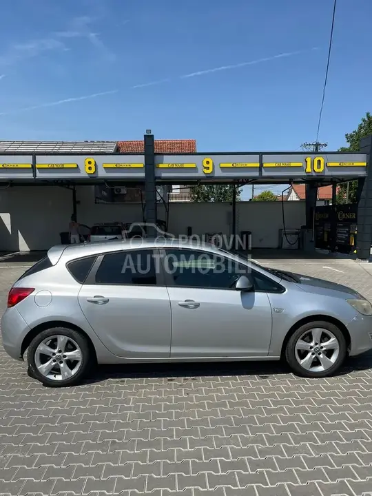 Opel Astra J 2009 photo 3
