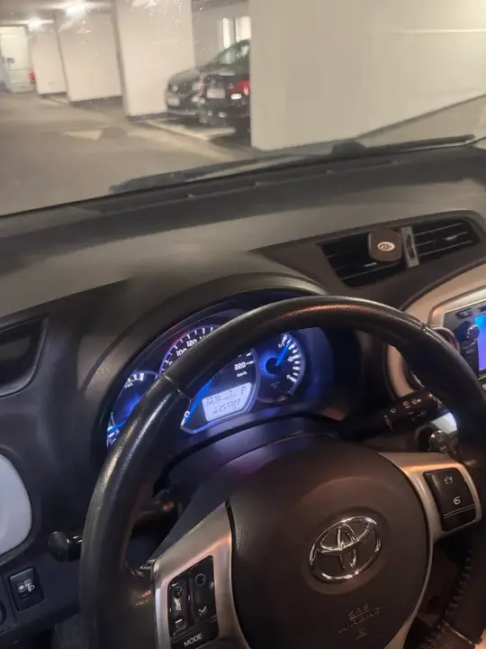 Toyota Yaris 2013 photo 2