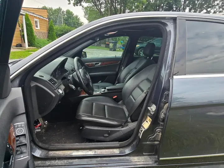 Mercedes-Benz C300 2011 photo 2