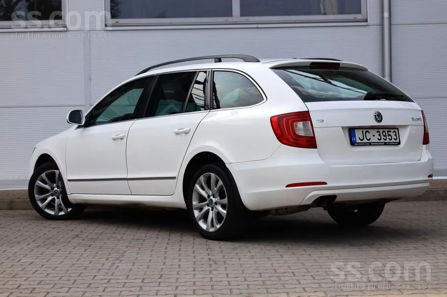 Skoda Superb 2012 photo 4