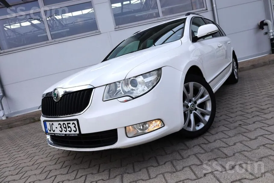 Skoda Superb 2012 photo 2