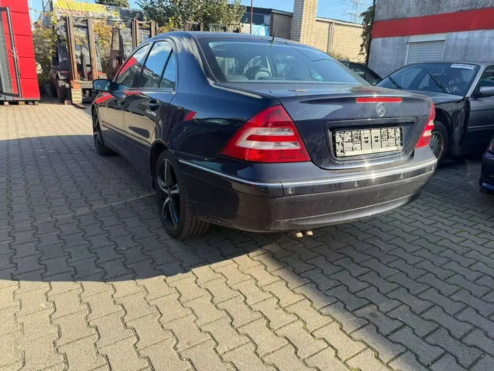 Mercedes-Benz C-Class 2006 photo 2