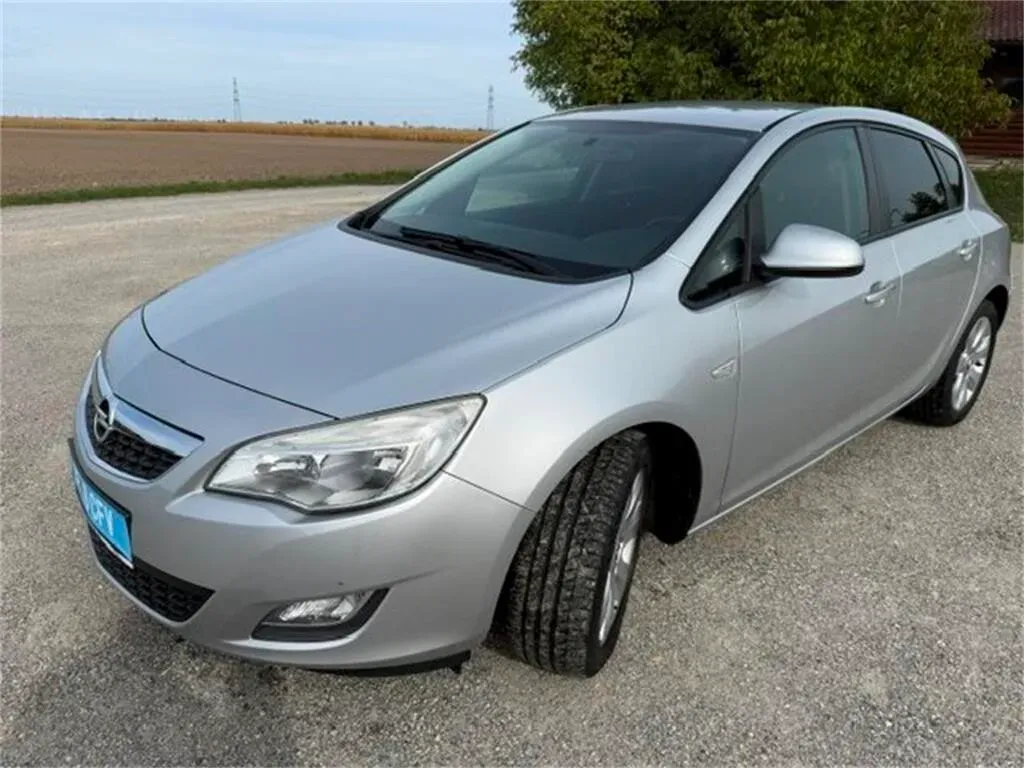 Opel Astra 2012 photo 2