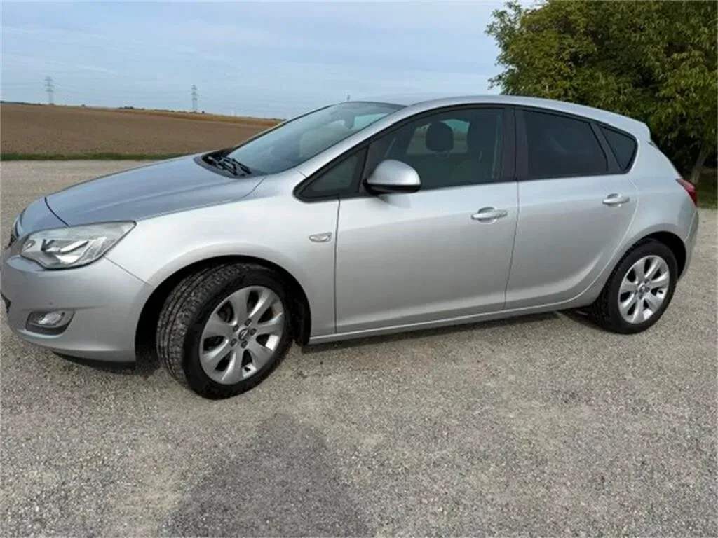 Opel Astra 2012 photo 3