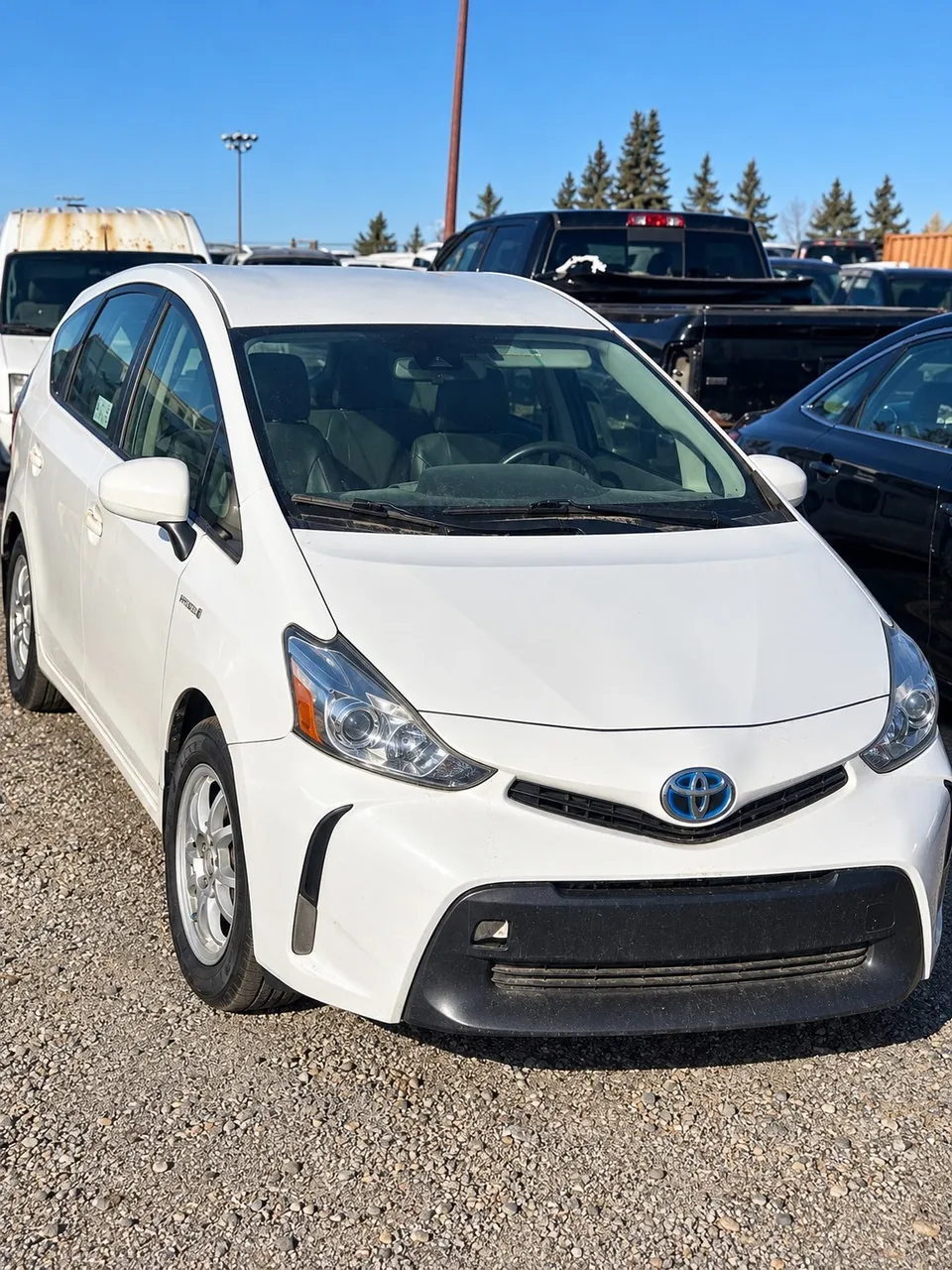 Toyota Prius V 2018 photo 2