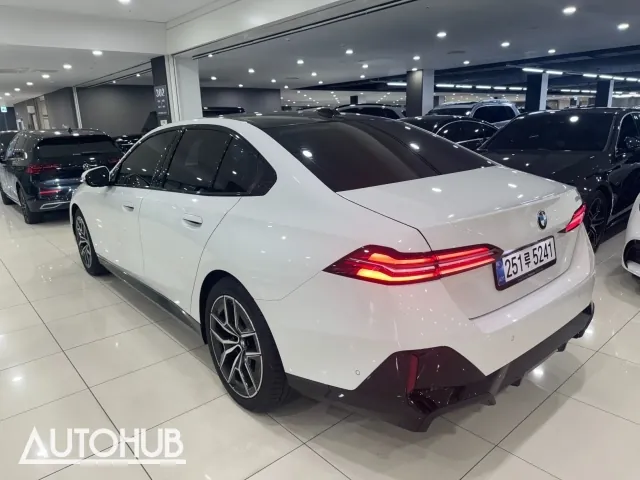 BMW 5 Series 2025 photo 2