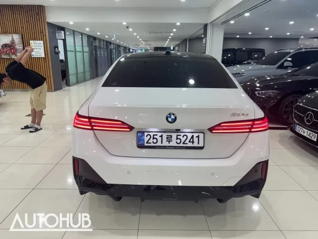 BMW 5 Series 2025 photo 4