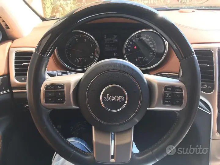 Jeep Grand Cherokee 2012 photo 2