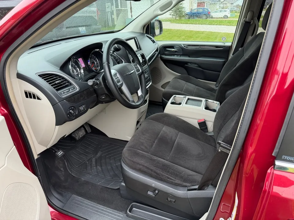 Chrysler Town And Country 2012 photo 5