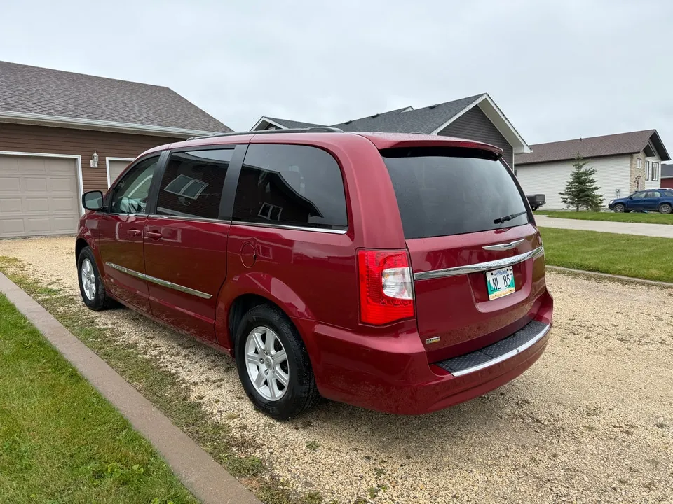 Chrysler Town And Country 2012 photo 2