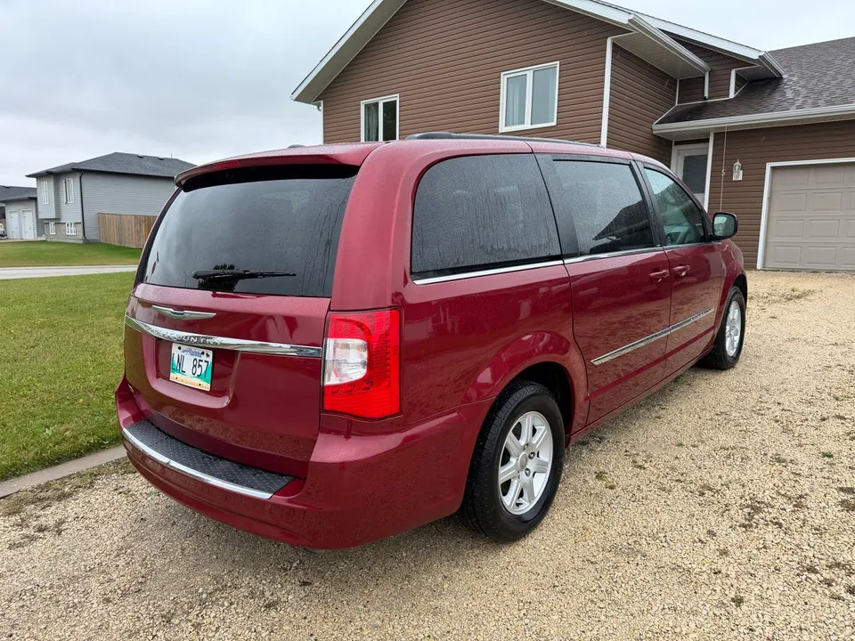 Chrysler Town And Country 2012 photo 3