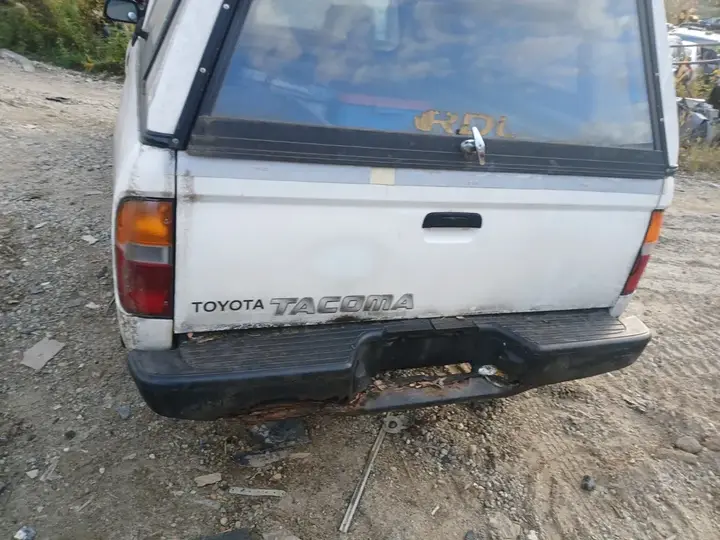 Toyota Tacoma 2000 photo 2