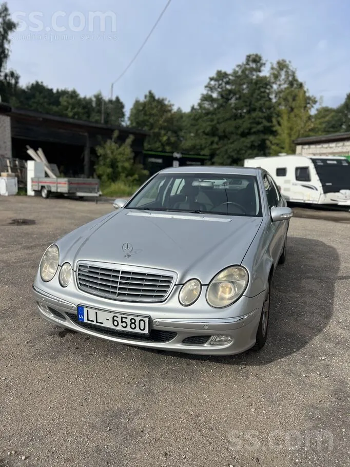Mercedes-Benz E240 2002 photo 2