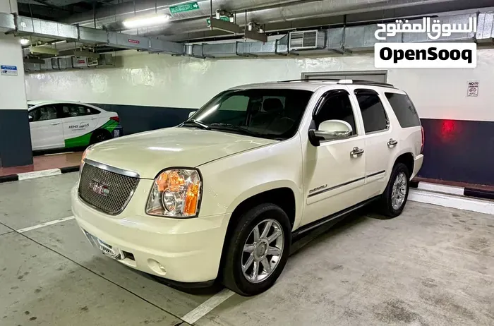 GMC Yukon 2012 photo 2