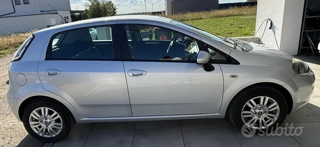 Fiat Grande Punto 2012 photo 2