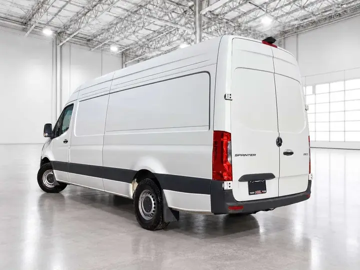 Mercedes-Benz Sprinter 2025 photo 4