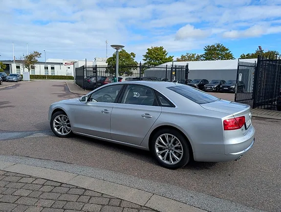 Audi A8 2012 photo 4
