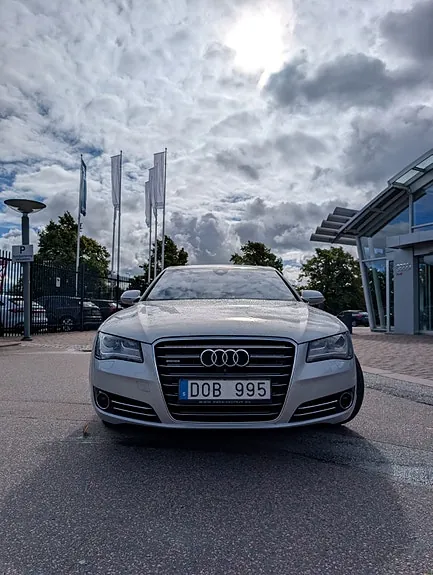 Audi A8 2012 photo 2