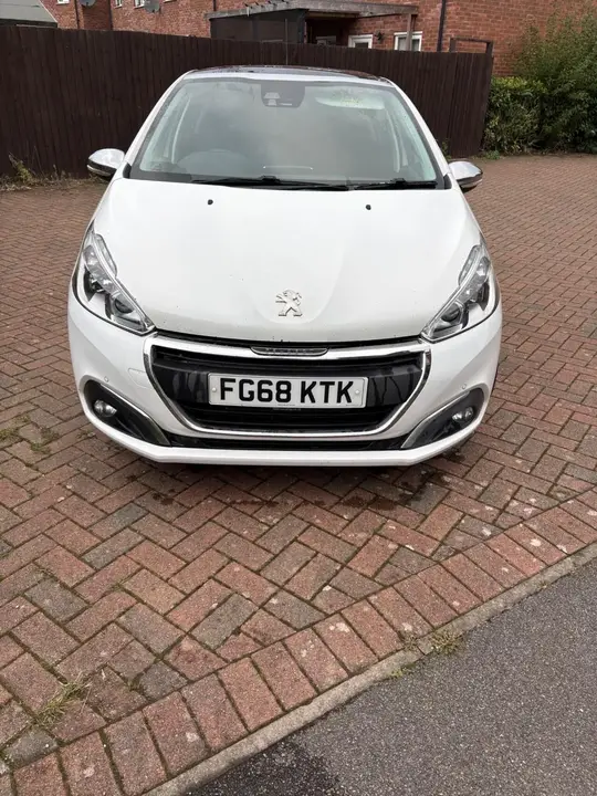 Peugeot 208 2018 photo 3