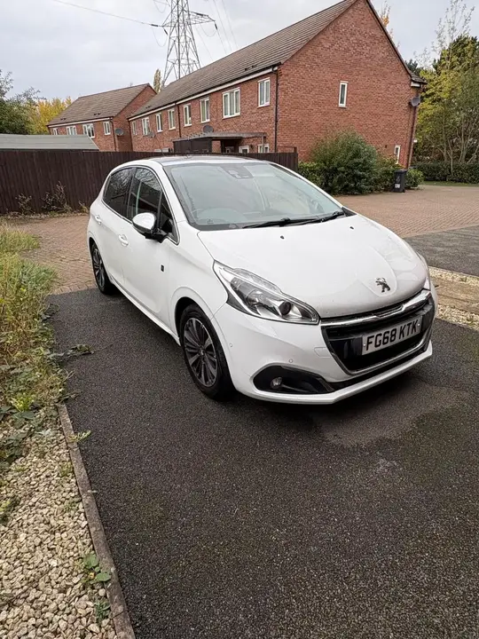 Peugeot 208 2018 photo 2