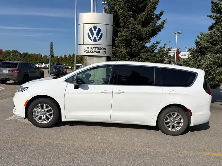 Chrysler Pacifica 2024 photo 2