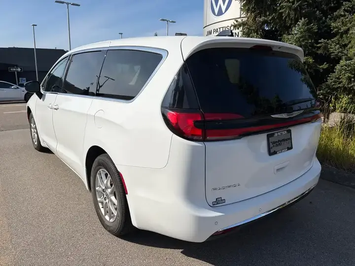 Chrysler Pacifica 2024 photo 3
