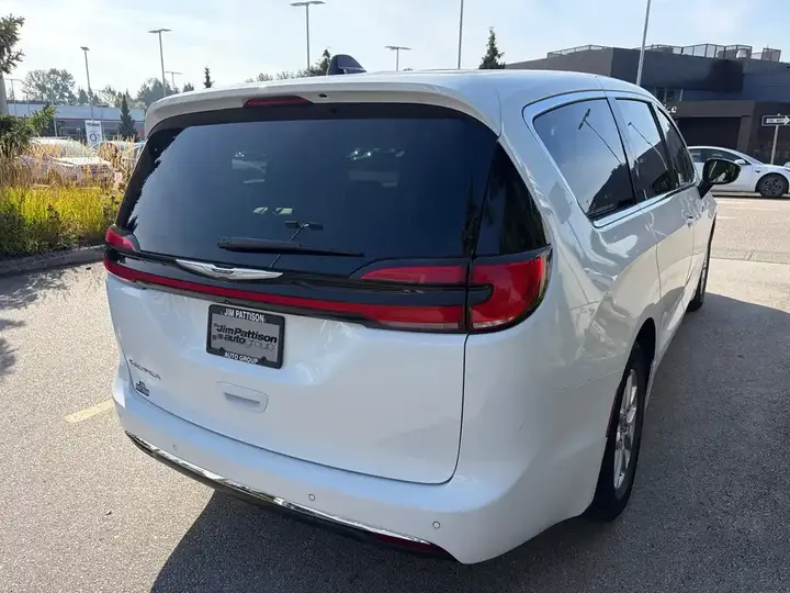 Chrysler Pacifica 2024 photo 5