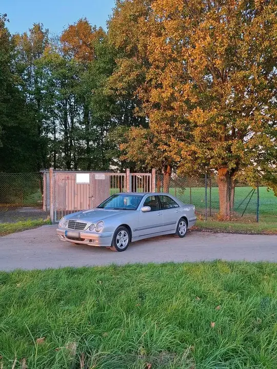 Mercedes-Benz E200