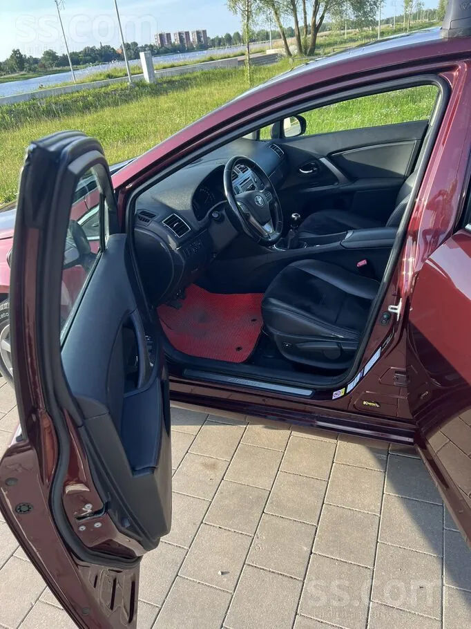 Toyota Avensis 2014 photo 2