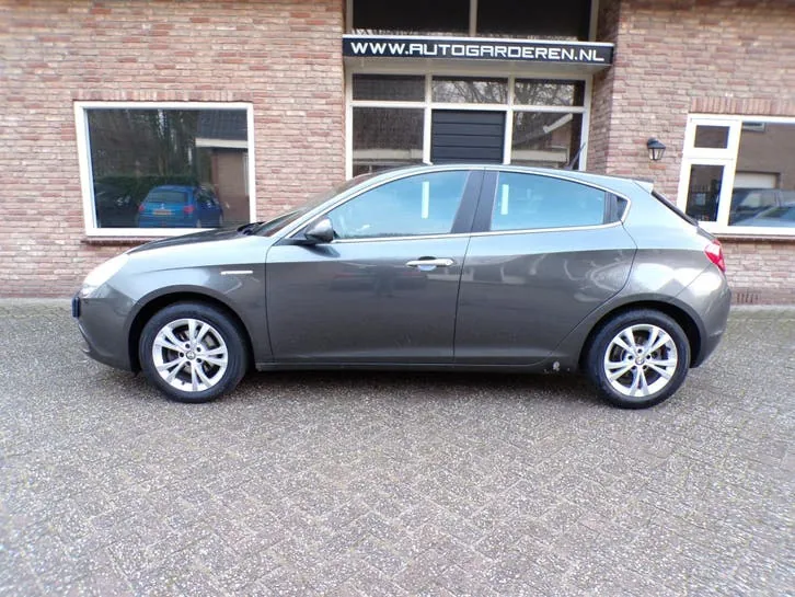 Alfa Romeo Giulietta 2010 photo 2