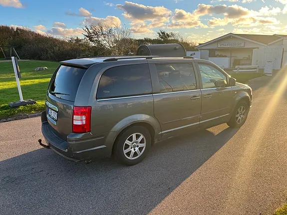 Chrysler Grand Voyager 2010 photo 2