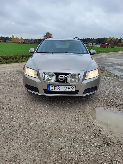 Volvo V70 2010 photo 2