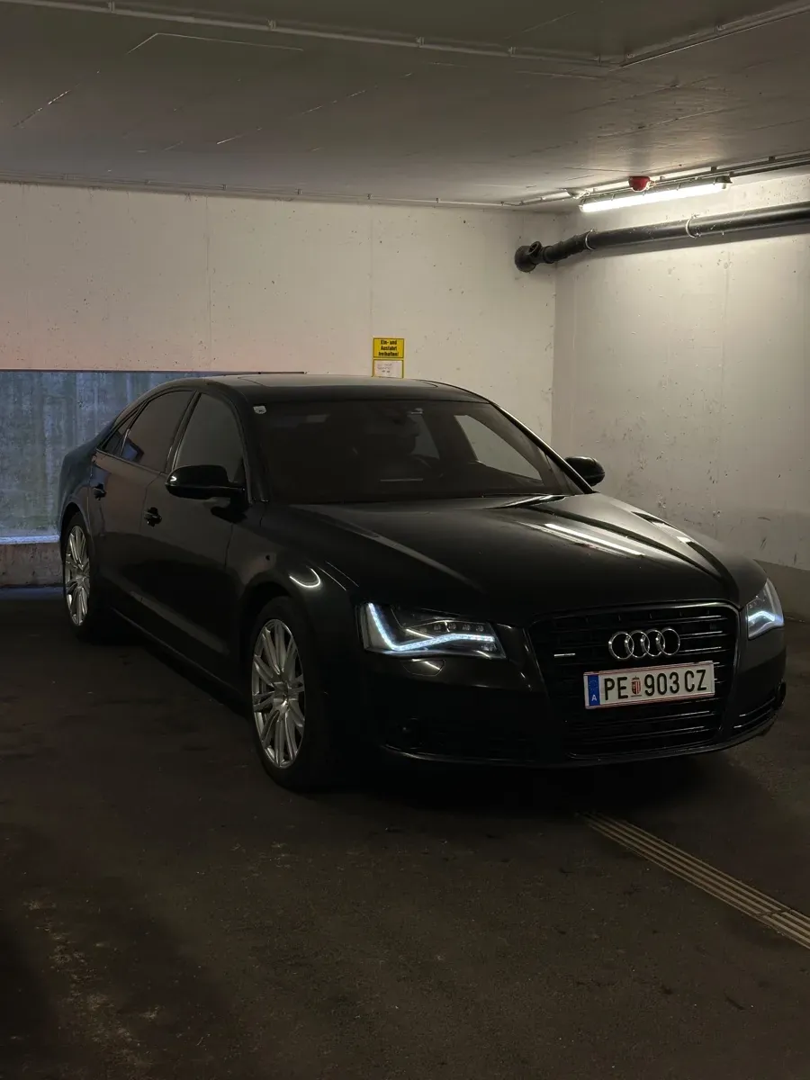 Audi A8 2010 photo 2