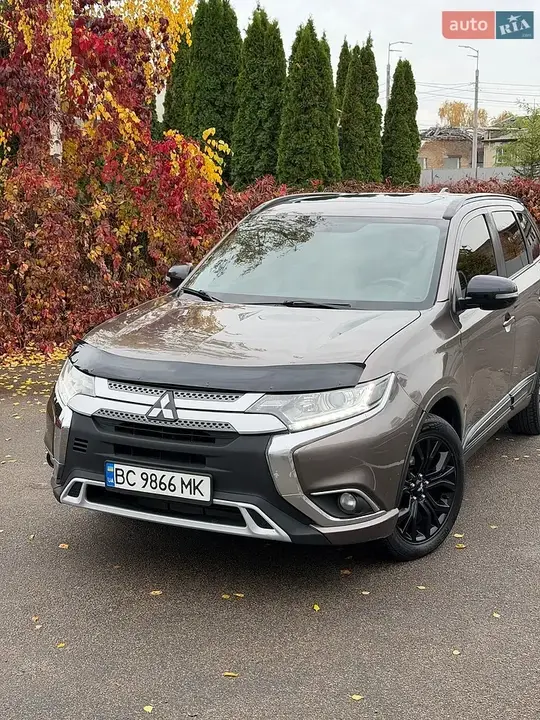 Mitsubishi Outlander 2018 photo 2