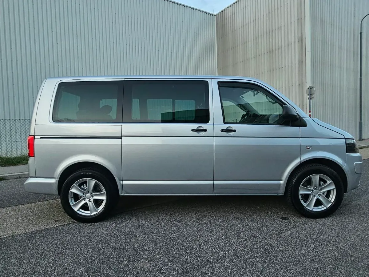 Volkswagen Multivan 2010 photo 3