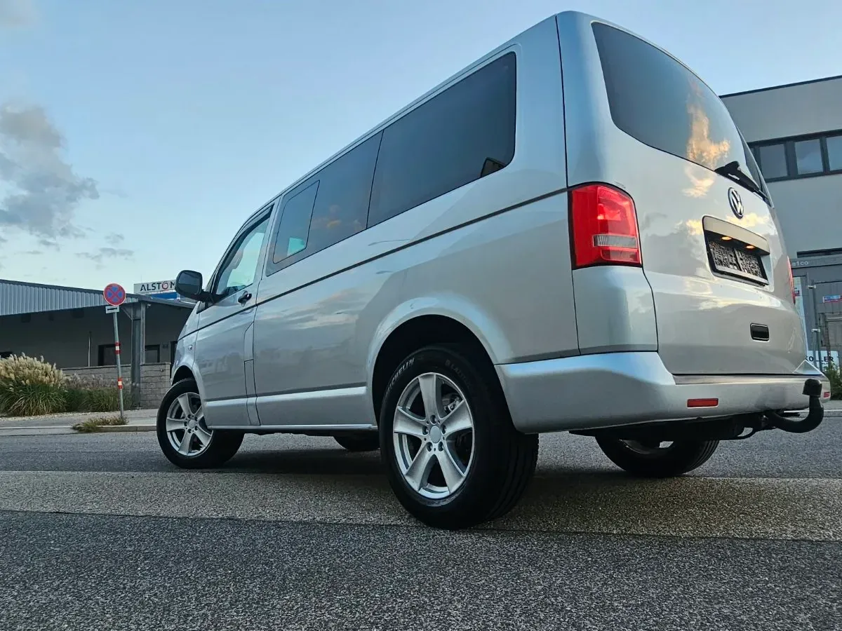 Volkswagen Multivan 2010 photo 2