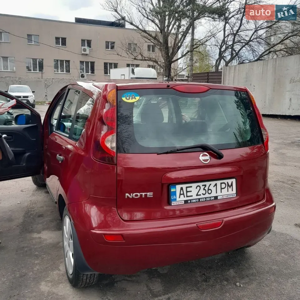 Nissan Note 2011 photo 4