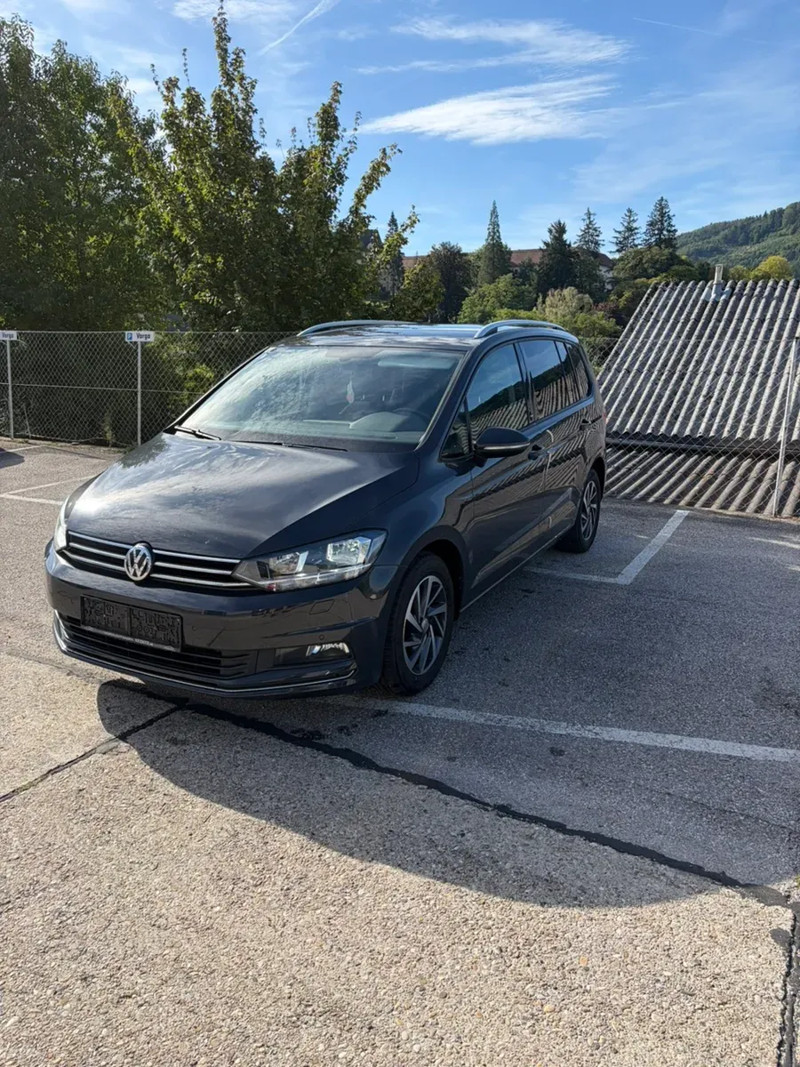Volkswagen Touran 2017 photo 2