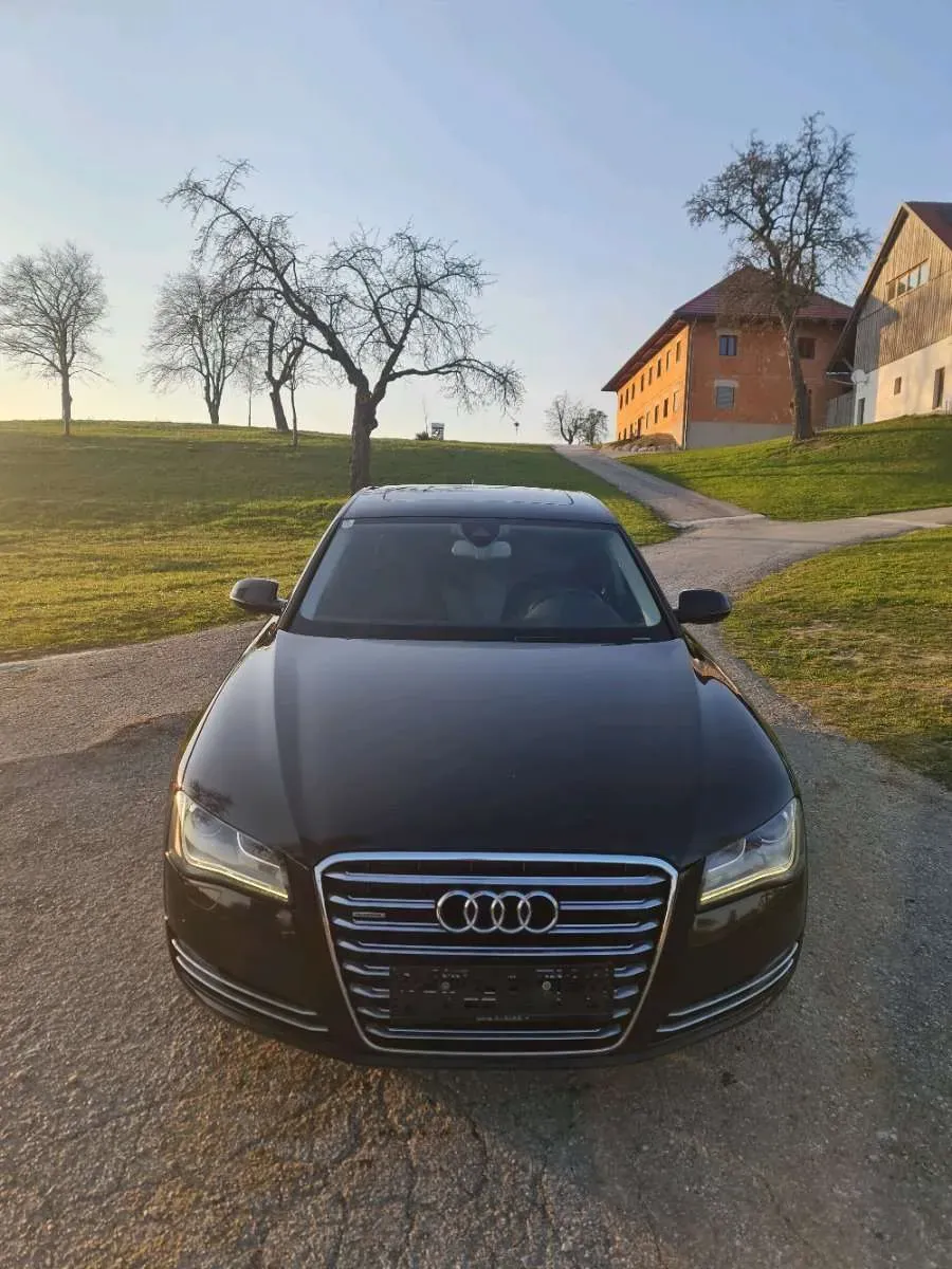Audi A8 2011 photo 2