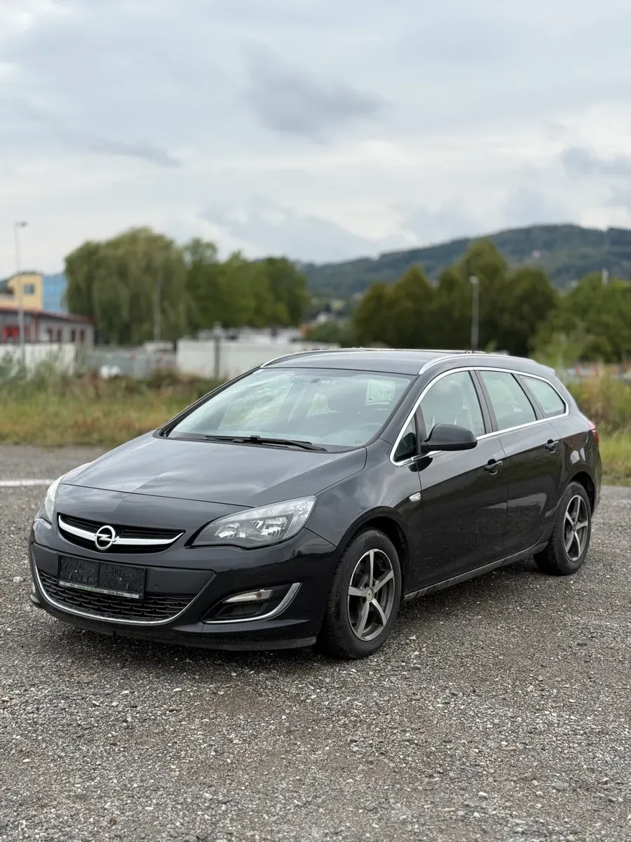 Opel Astra 2013 photo 2
