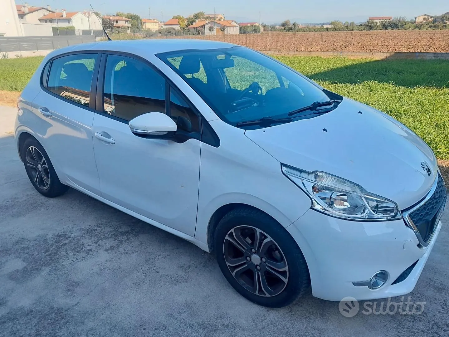 Peugeot 208 2015 photo 3