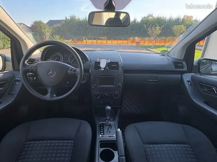 Mercedes-Benz A-Class 2011 photo 2