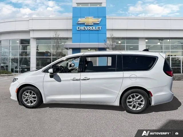 Chrysler Pacifica 2023 photo 2